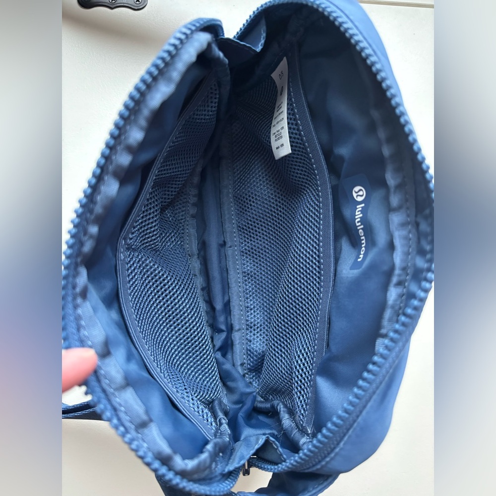 Lululemon Everywhere Belt Bag 2L - Picture 4 of 7